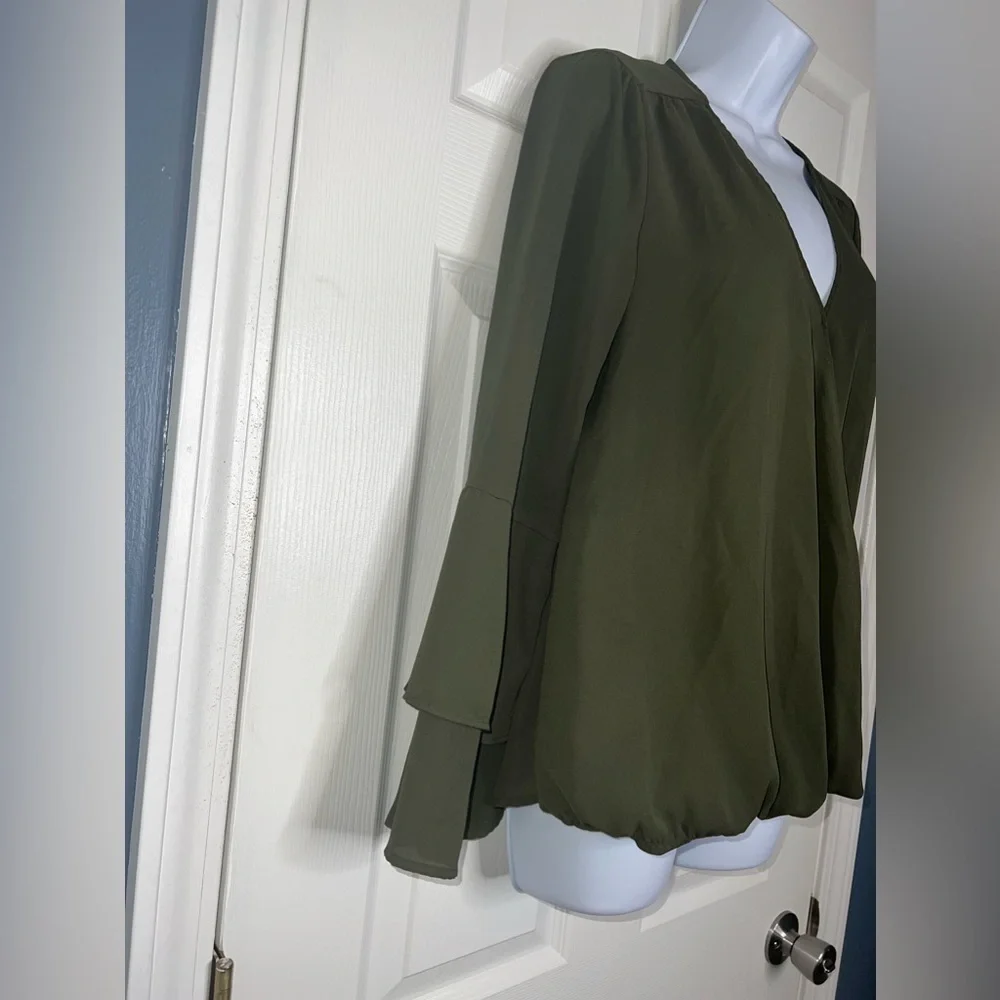 MK Michael Kors Women’s Small Green Bell Sleeve Blouse Top V-Neck S Classic